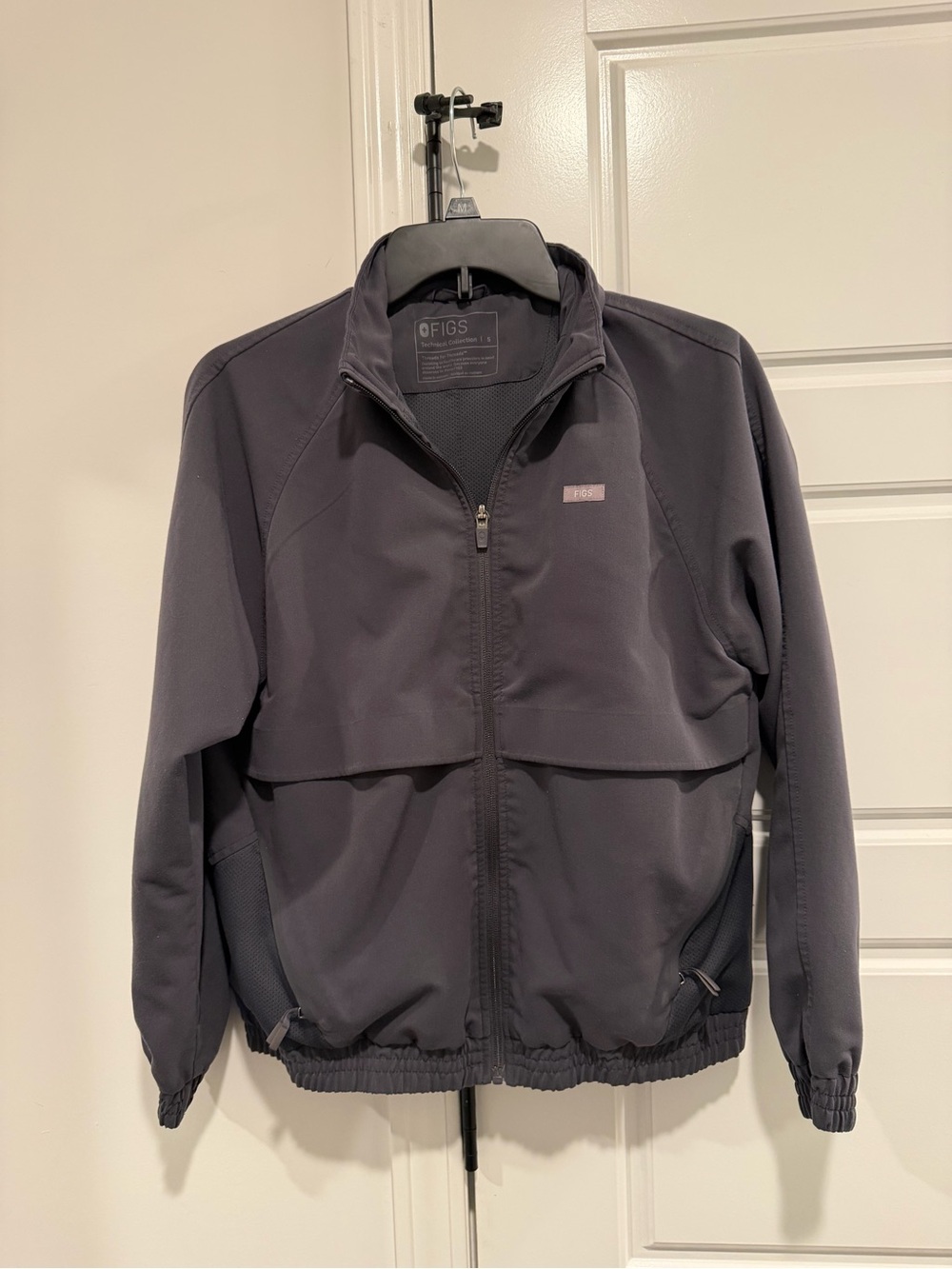 FIGS women’s SYDNEY Full-Zip Jacket in Charcoal Small